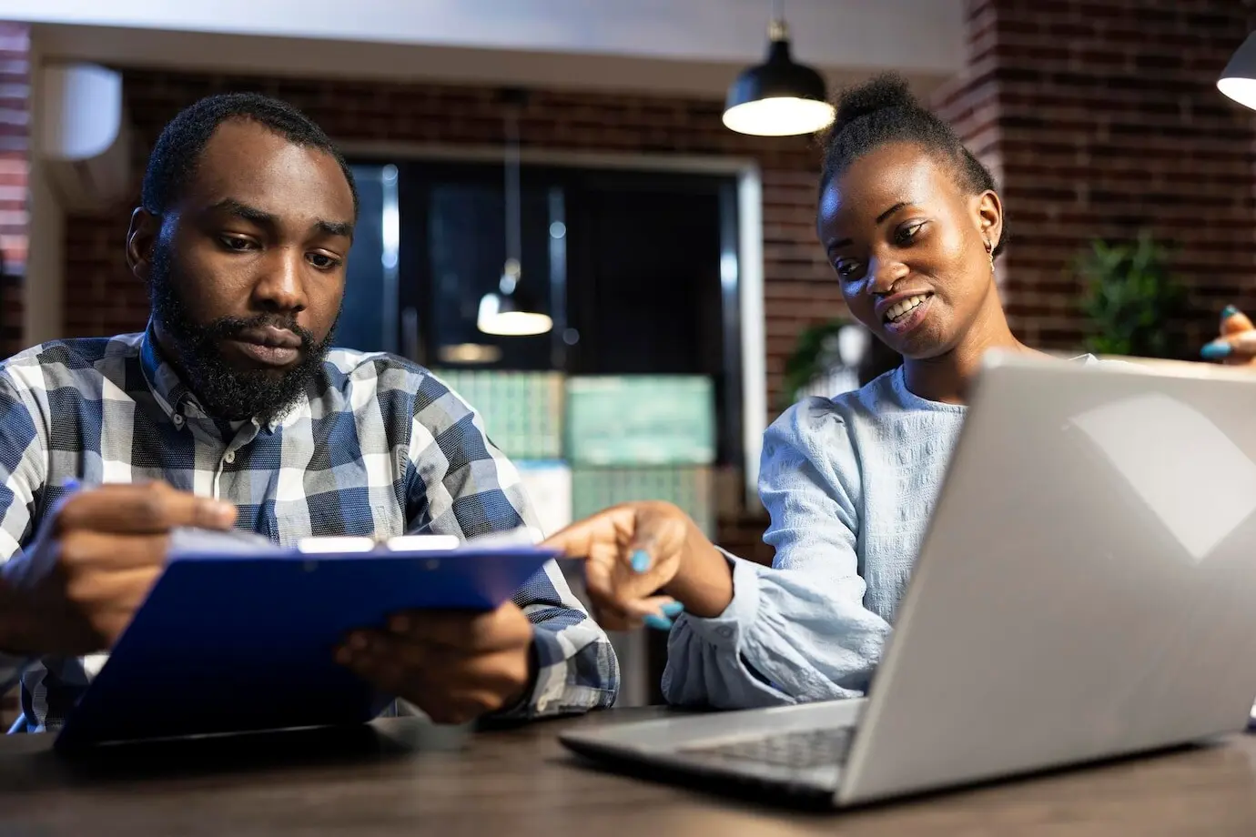 Eine Frau erklärt einem Kollegen Trends am Aktienmarkt.